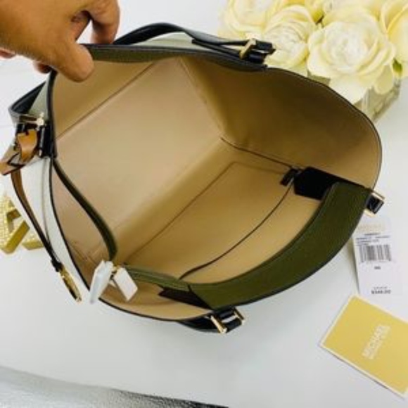 LAST DAY SALE Michael Kors Kimberly Leather Bag - Picture 6 of 7